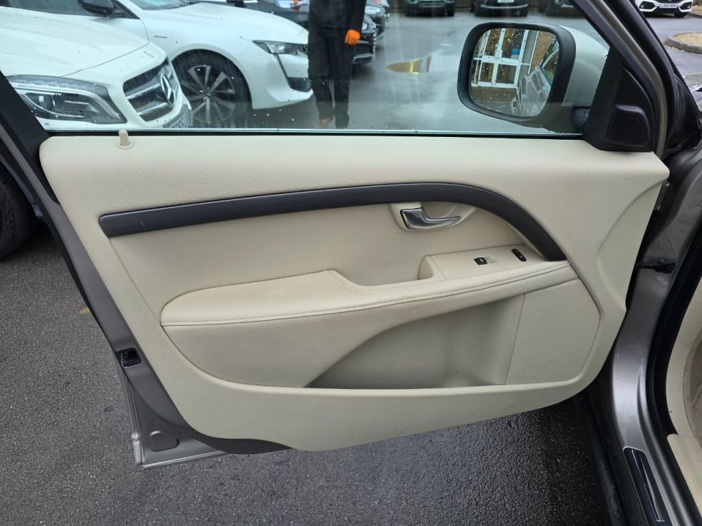 Used Volvo XC70 2015 for sale - 77152778: Photo 11