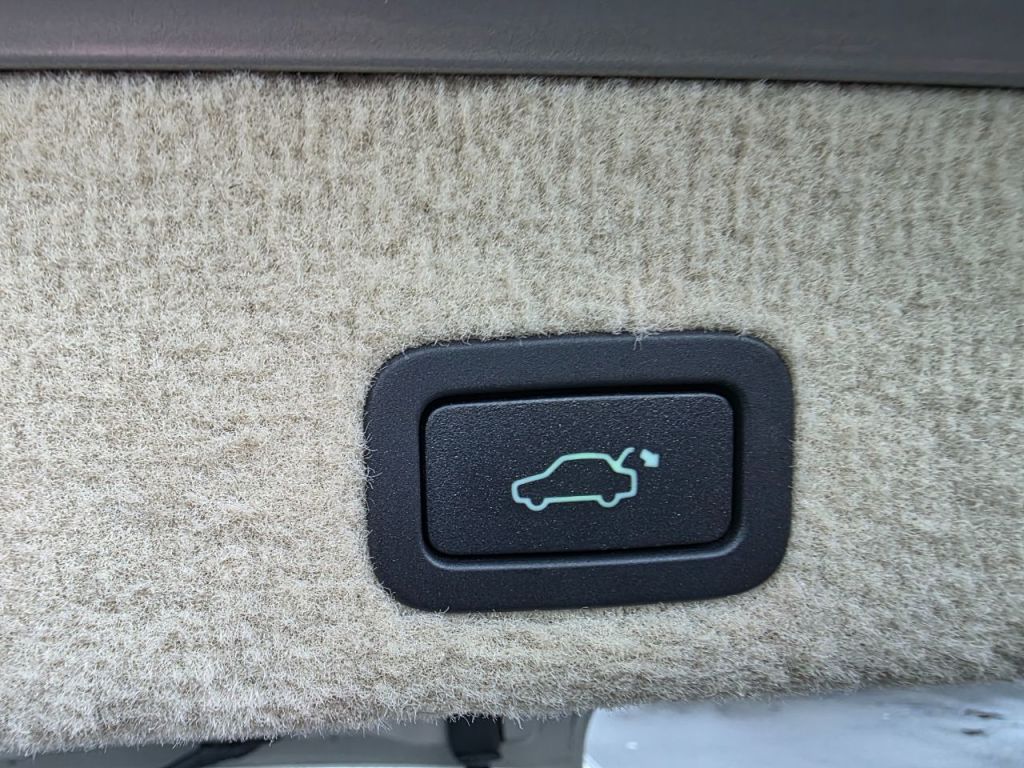 Used Volvo XC70 2015 for sale - 77152778: Photo 17