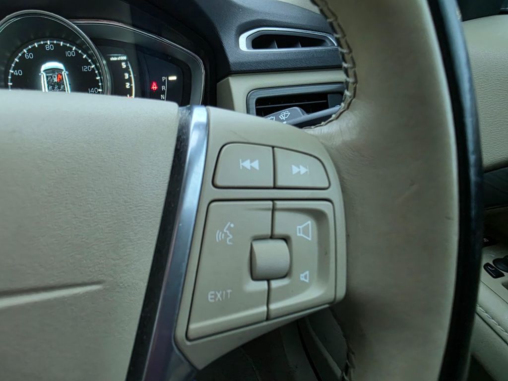 Used Volvo XC70 2015 for sale - 77152778: Photo 24