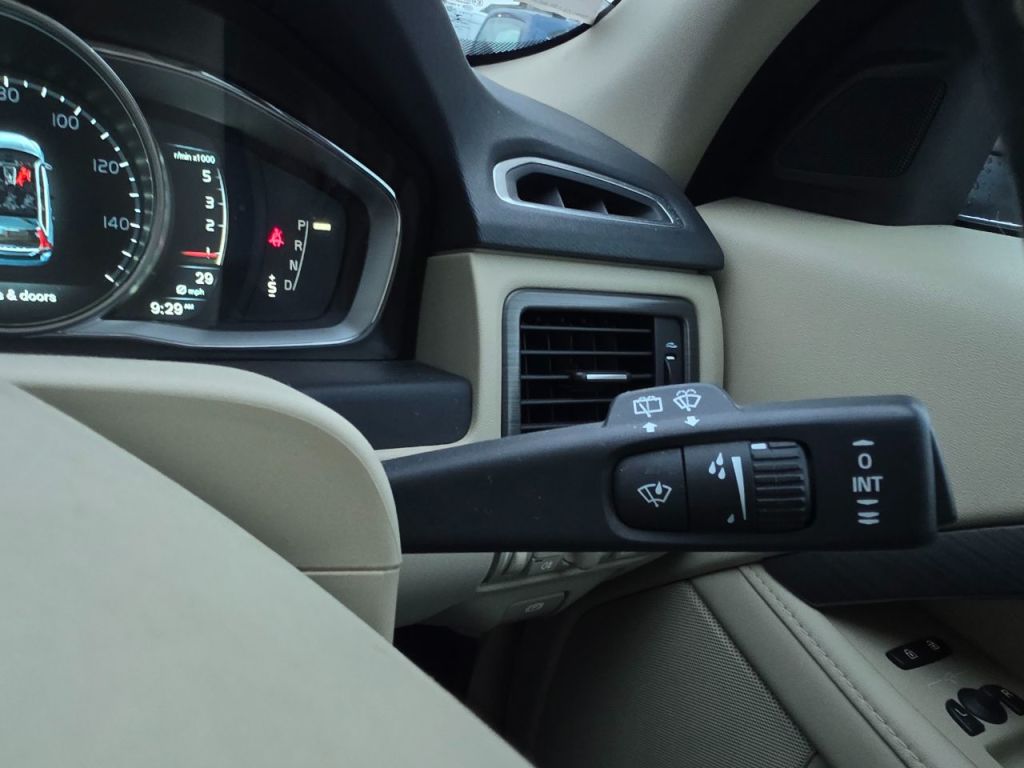 Used Volvo XC70 2015 for sale - 77152778: Photo 25