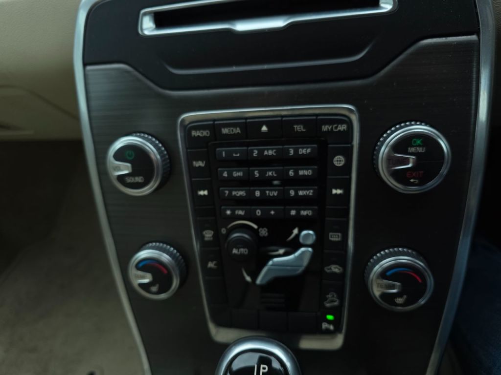 Used Volvo XC70 2015 for sale - 77152778: Photo 27