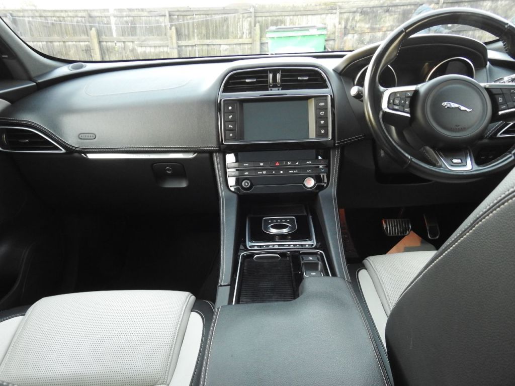 Used Jaguar F-Pace 2017 for sale - 76436445: Photo 15