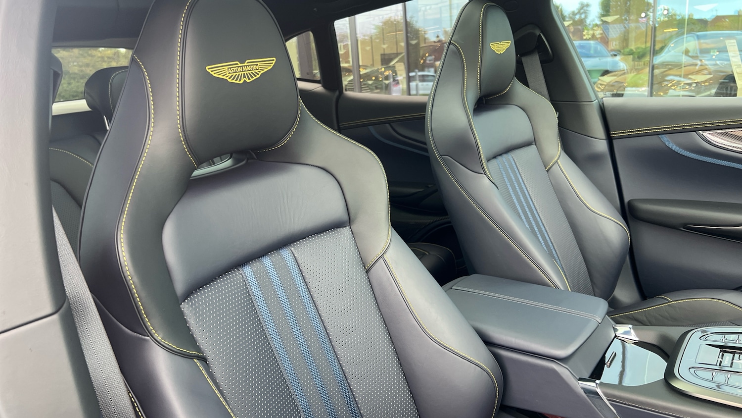 Used Aston Martin DBX 2025 for sale - 76455008: Photo 11