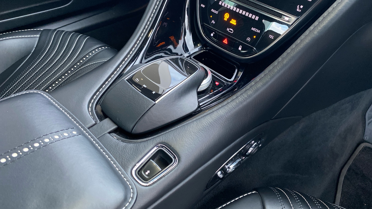 Used Aston Martin DB11 2019 for sale - 76784847: Photo 25