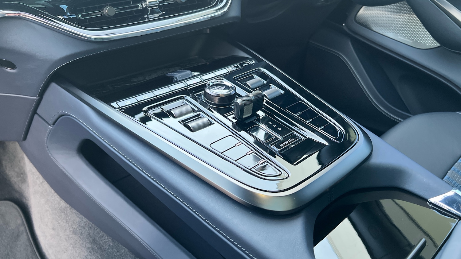 Used Aston Martin DBX for sale - 76910971: Photo 25