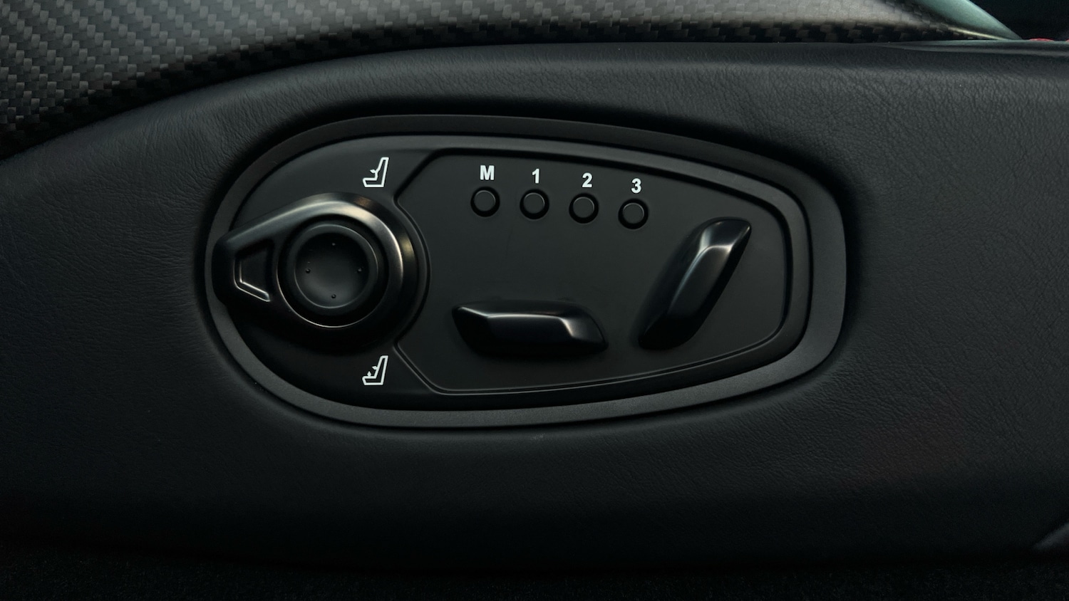 Used Aston Martin Vantage for sale - 76186957: Photo 25