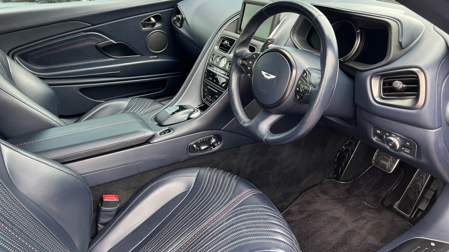 Used Aston Martin DB11 2020 for sale - 76211668: Photo 3