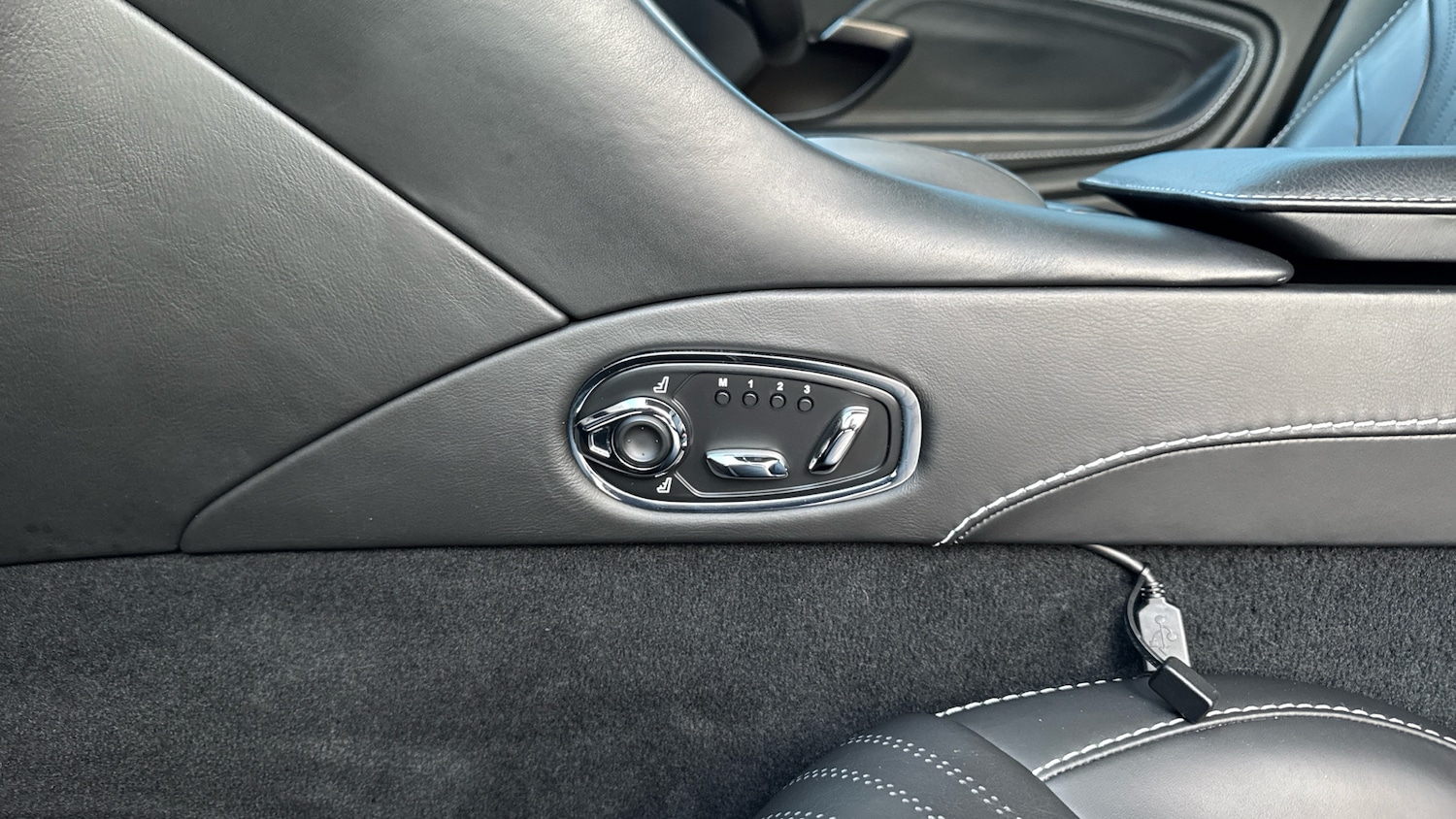 Used Aston Martin DB11 2021 for sale - 78070222: Photo 25