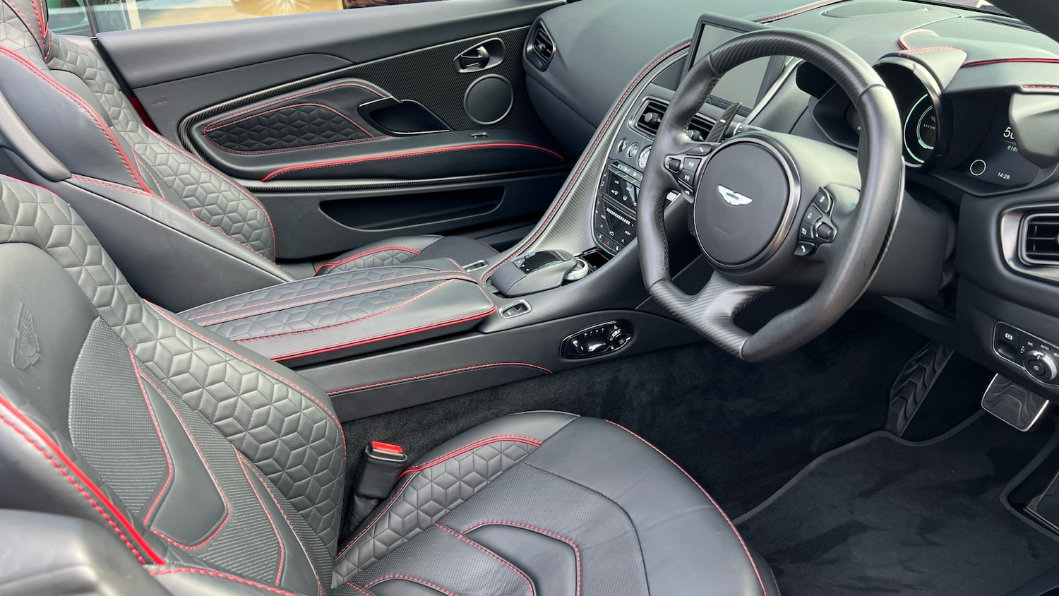 Used Aston Martin DBS 2023 for sale - 76106956: Photo 3
