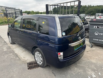 Used Toyota Isis 2011 for sale - 75131172: Photo