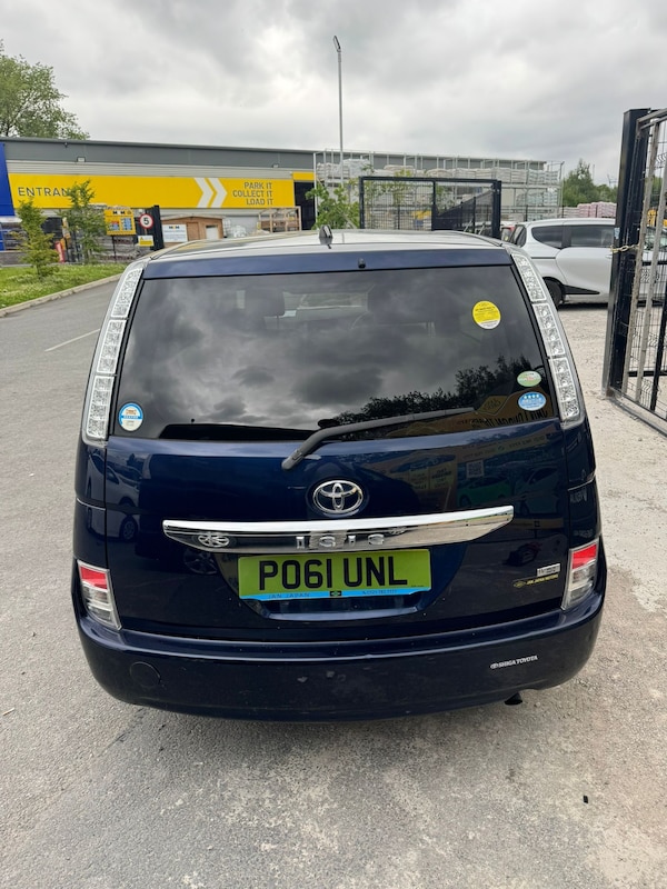 Used Toyota Isis for sale - 75131172: Photo 4