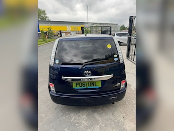 Used Toyota Isis 2011 for sale - 75131172: Photo