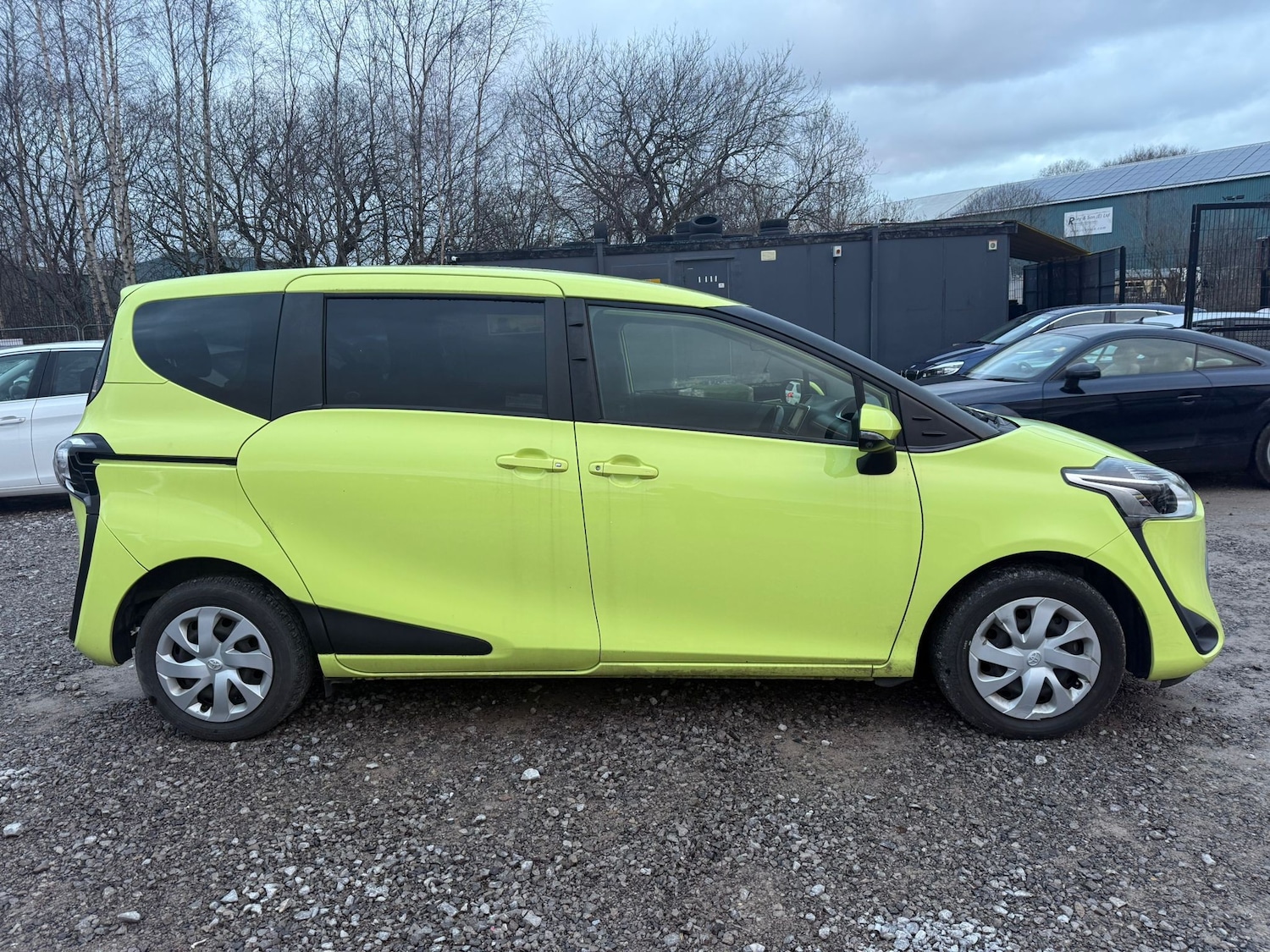 Used Toyota Sienta for sale - 77241482: Photo 2