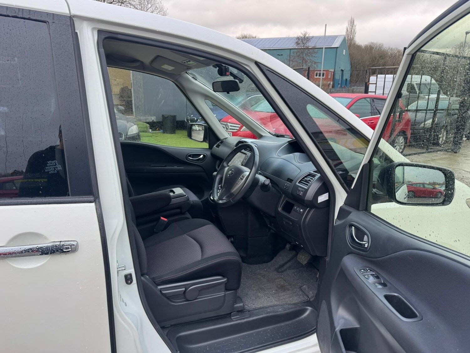 Used Nissan Serena for sale - 77483277: Photo 11