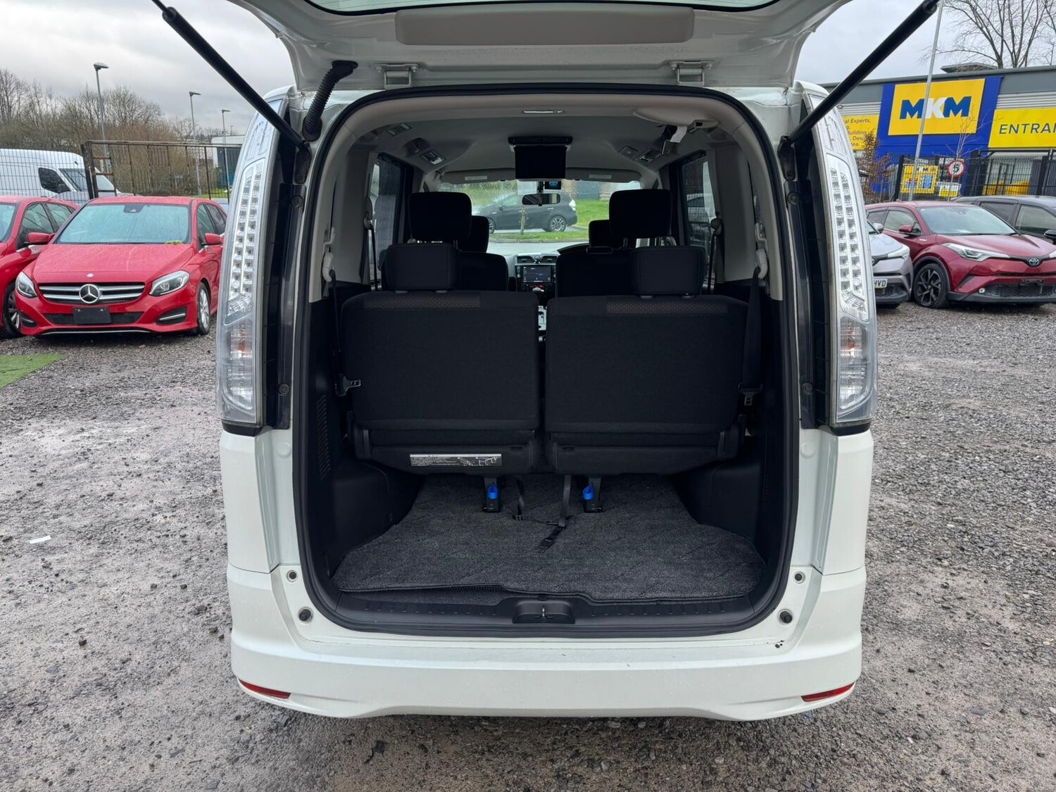 Used Nissan Serena for sale - 77483277: Photo 16