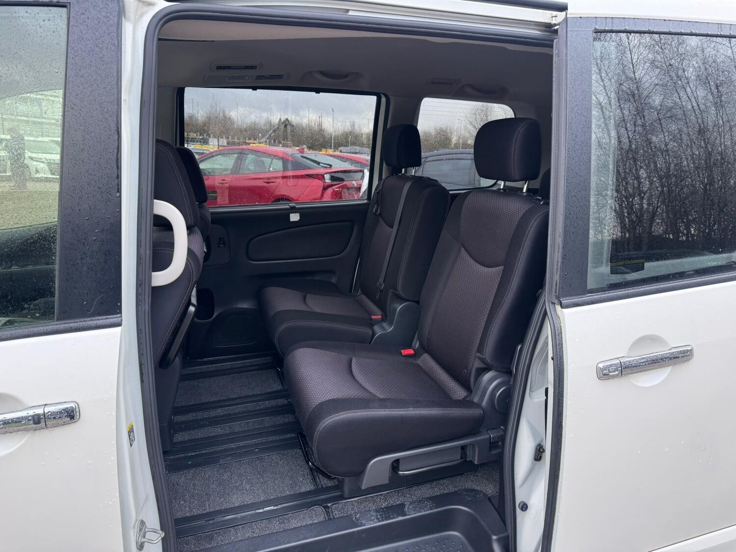 Used Nissan Serena for sale - 77483277: Photo 17