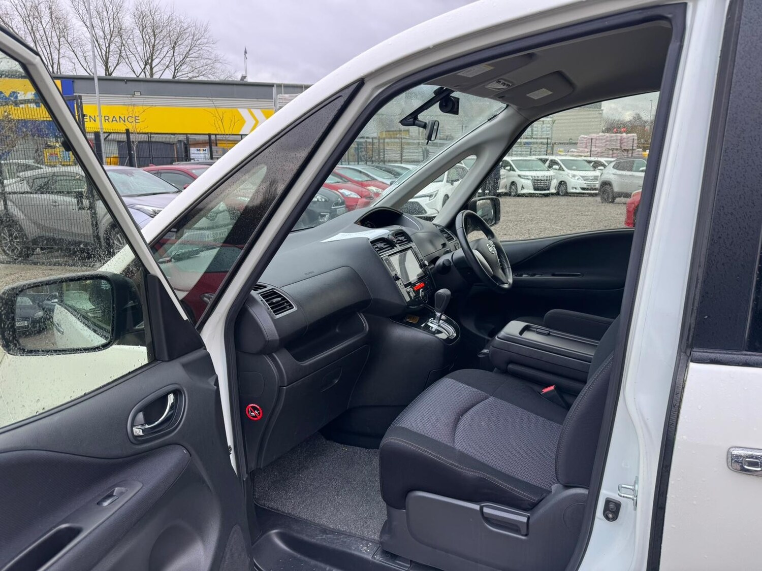 Used Nissan Serena for sale - 77483277: Photo 18