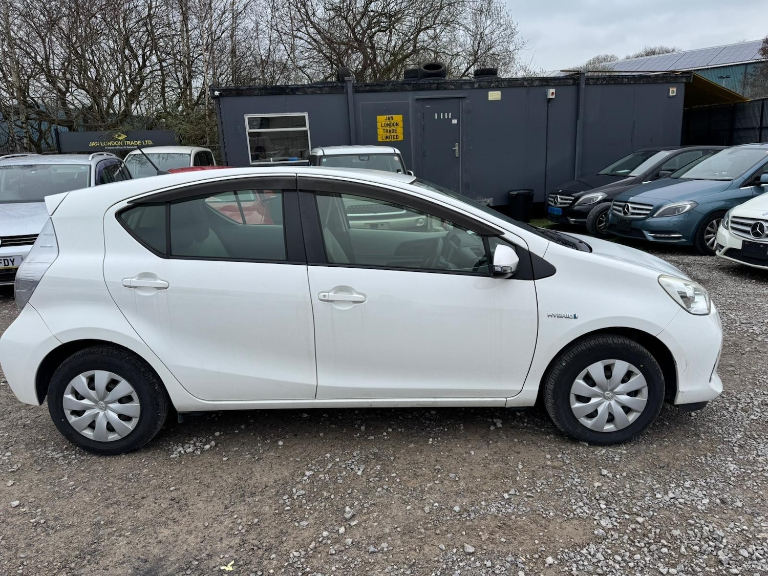 Used Toyota Aqua for sale - 77820063: Photo 2