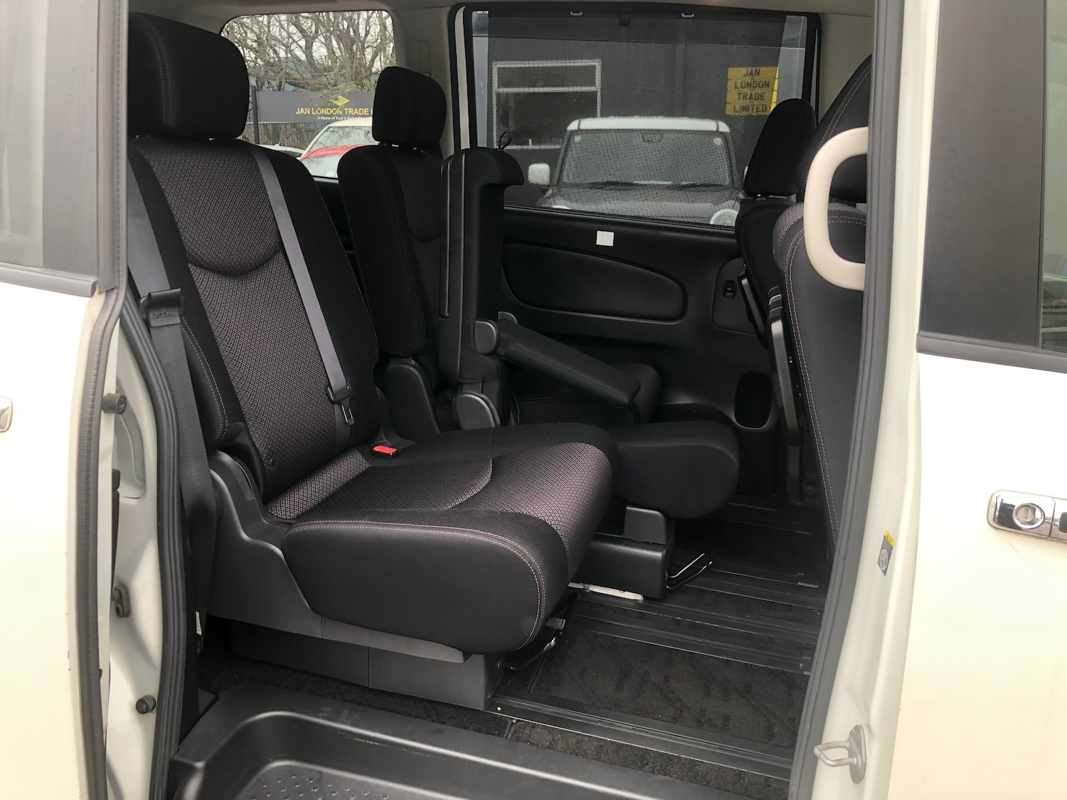 Used Nissan Serena for sale - 77845473: Photo 13