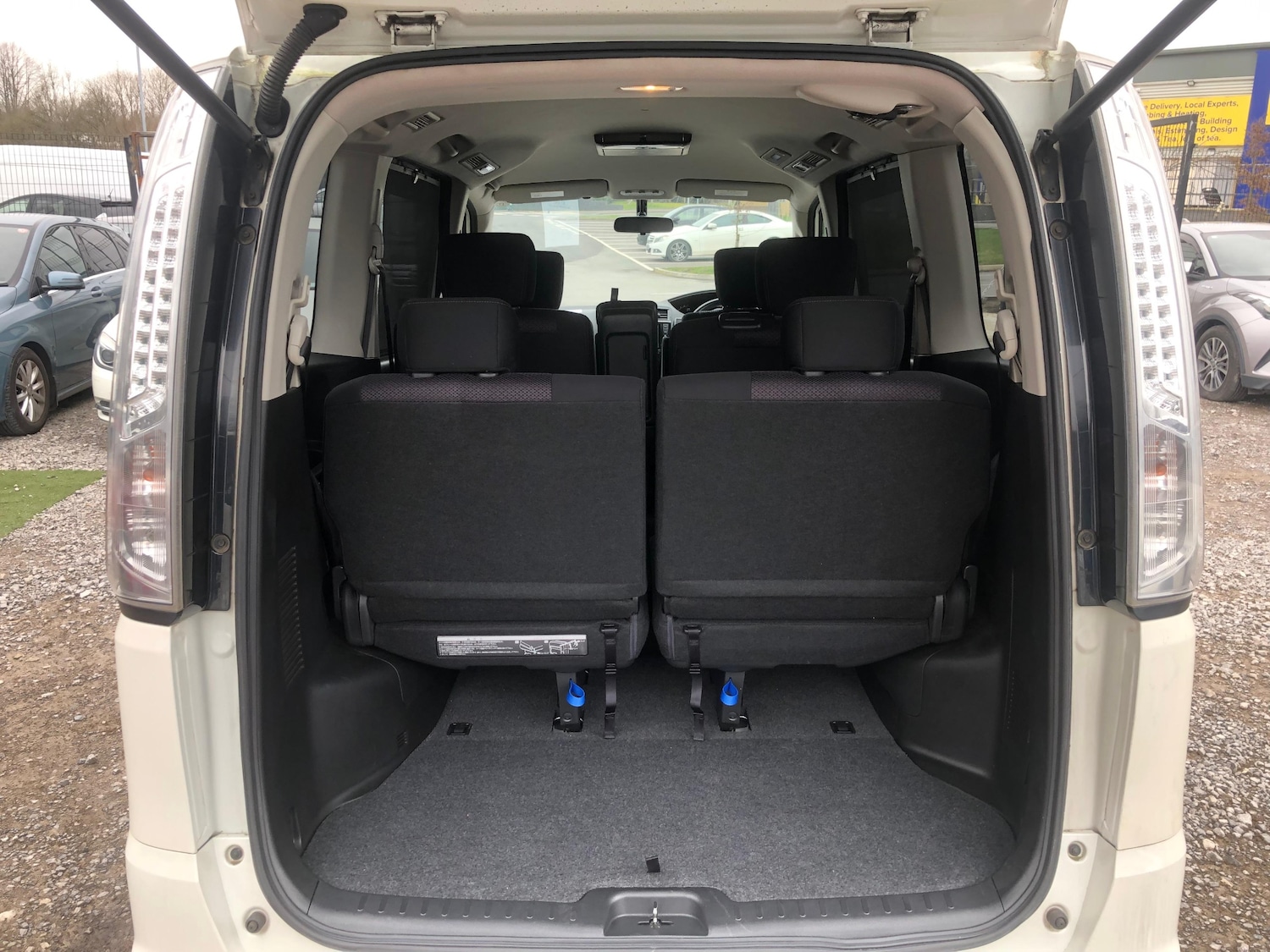 Used Nissan Serena for sale - 77845473: Photo 16