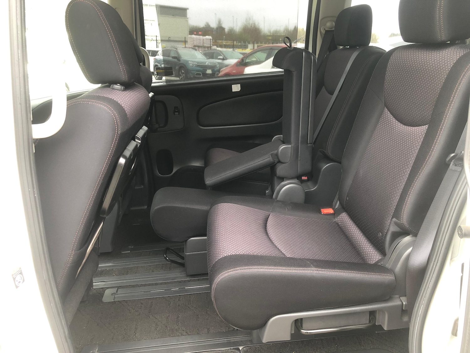 Used Nissan Serena for sale - 77845473: Photo 17