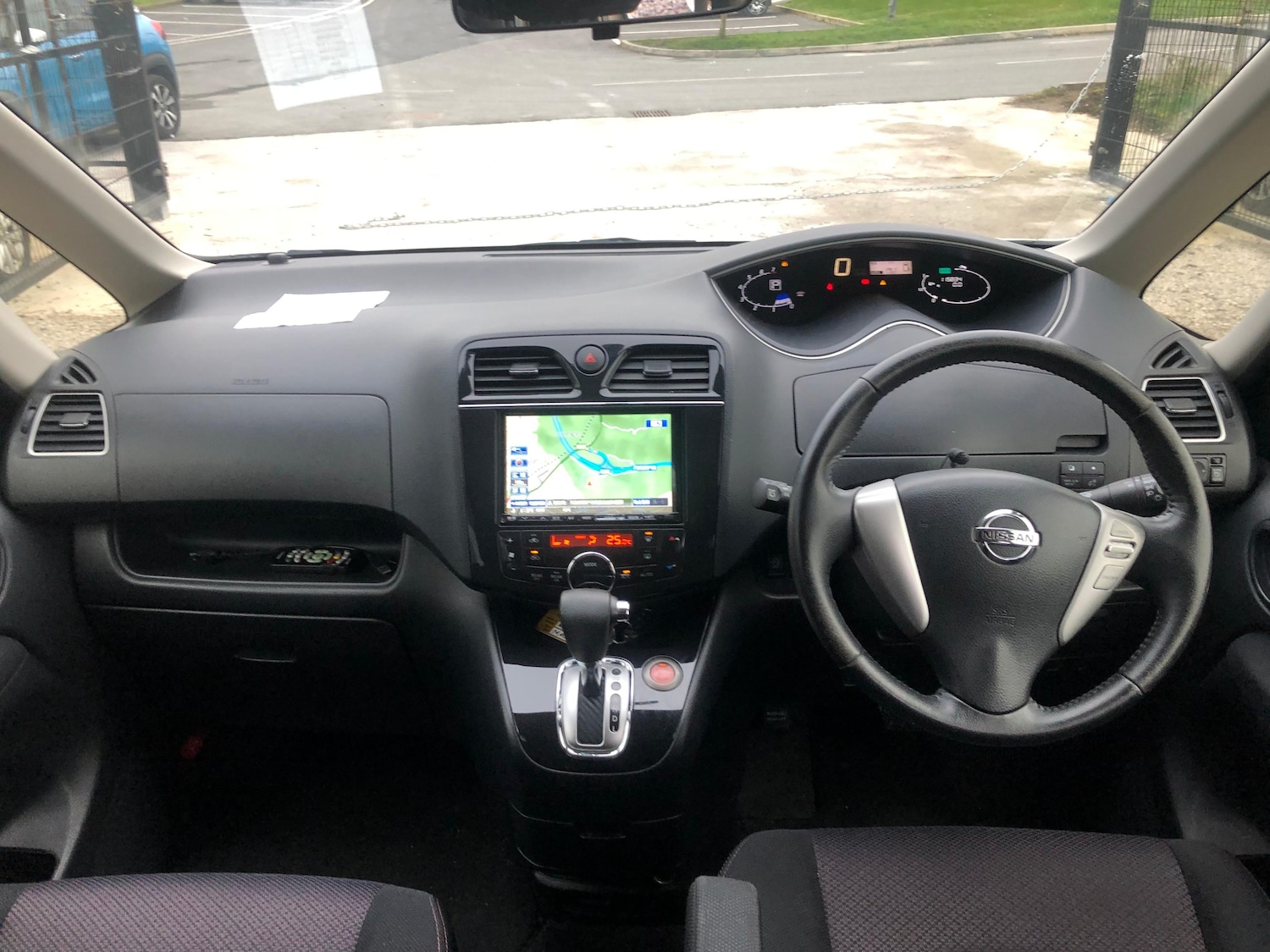 Used Nissan Serena for sale - 77845475: Photo 12