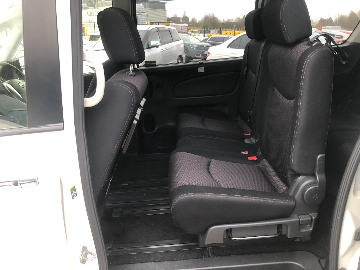 Used Nissan Serena for sale - 77845475: Photo 17