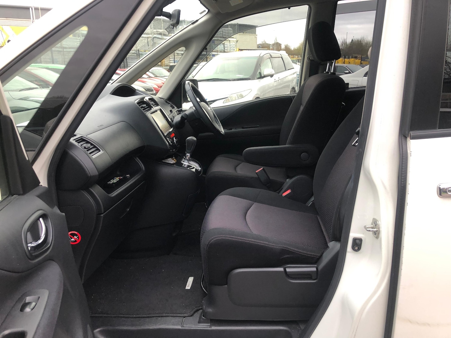 Used Nissan Serena for sale - 77845475: Photo 18