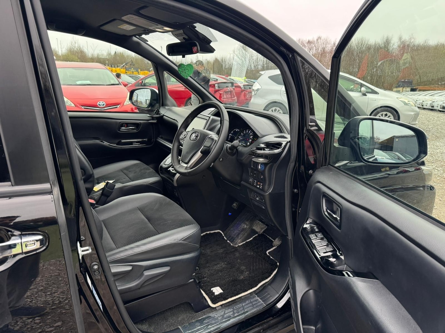 Used Toyota Voxy for sale - 77818040: Photo 11