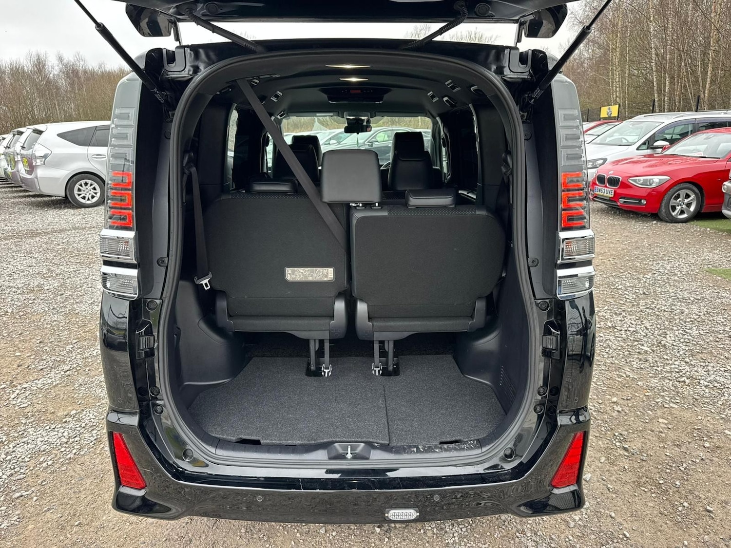 Used Toyota Voxy for sale - 77818040: Photo 16