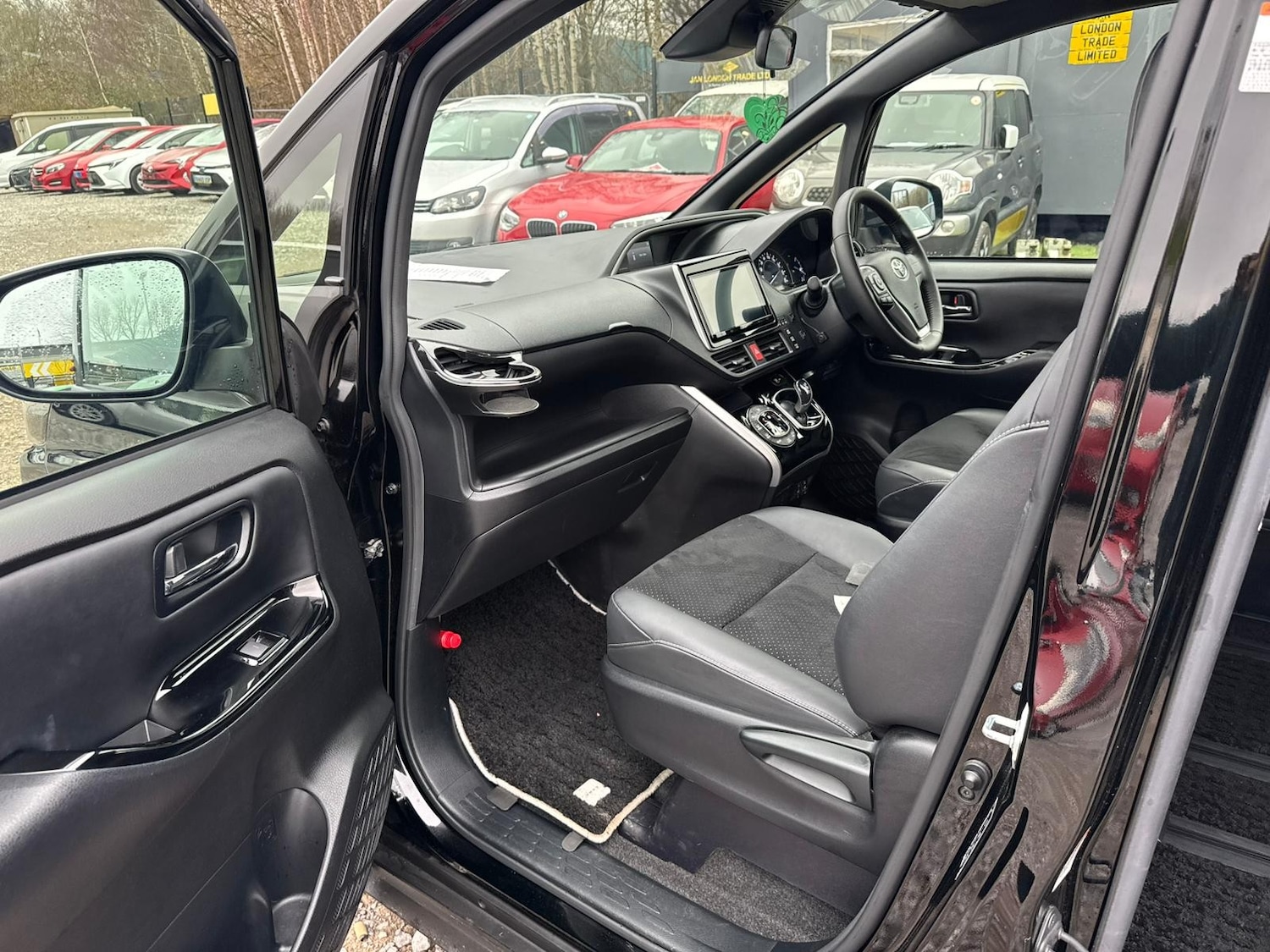 Used Toyota Voxy for sale - 77818040: Photo 18