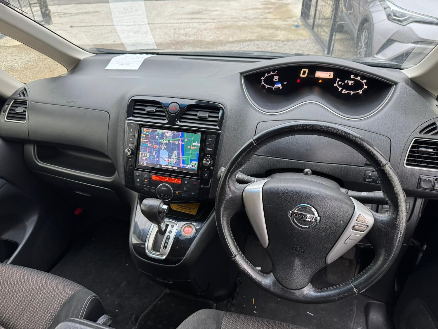 Used Nissan Serena for sale - 77814935: Photo 12