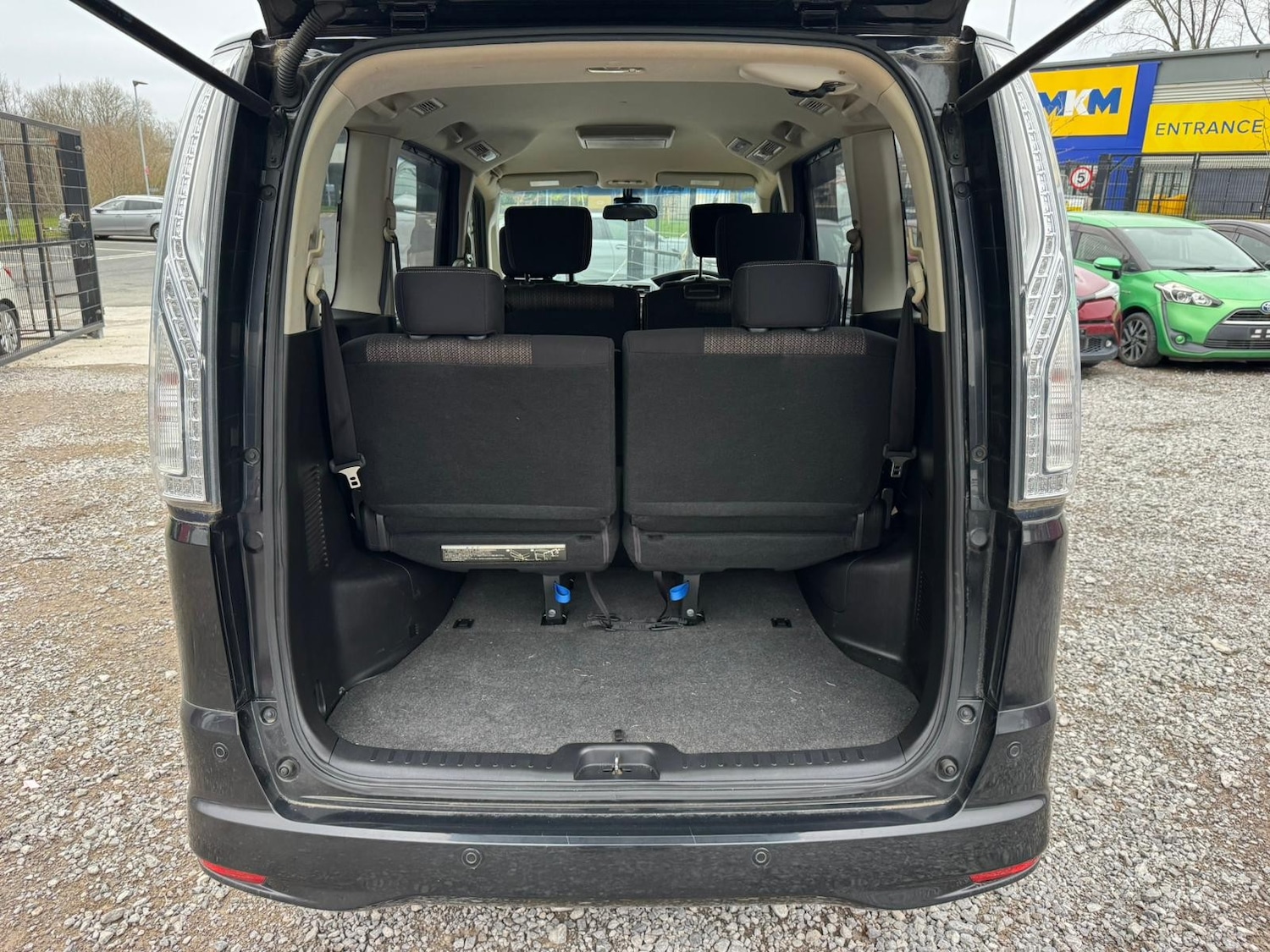 Used Nissan Serena for sale - 77814935: Photo 16