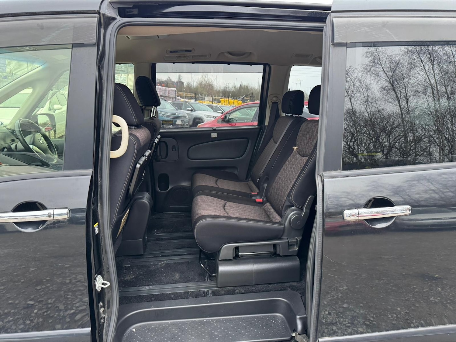 Used Nissan Serena for sale - 77814935: Photo 17