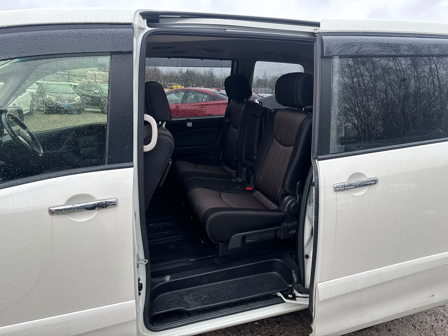 Used Nissan Serena for sale - 77483287: Photo 17