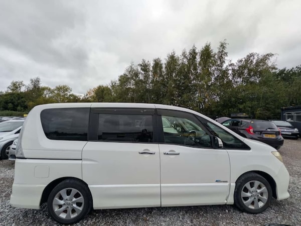 Used Nissan Serena for sale - 76217647: Photo 2