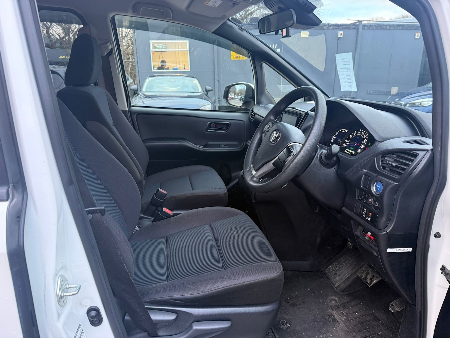 Used Toyota Noah for sale - 77241494: Photo 11