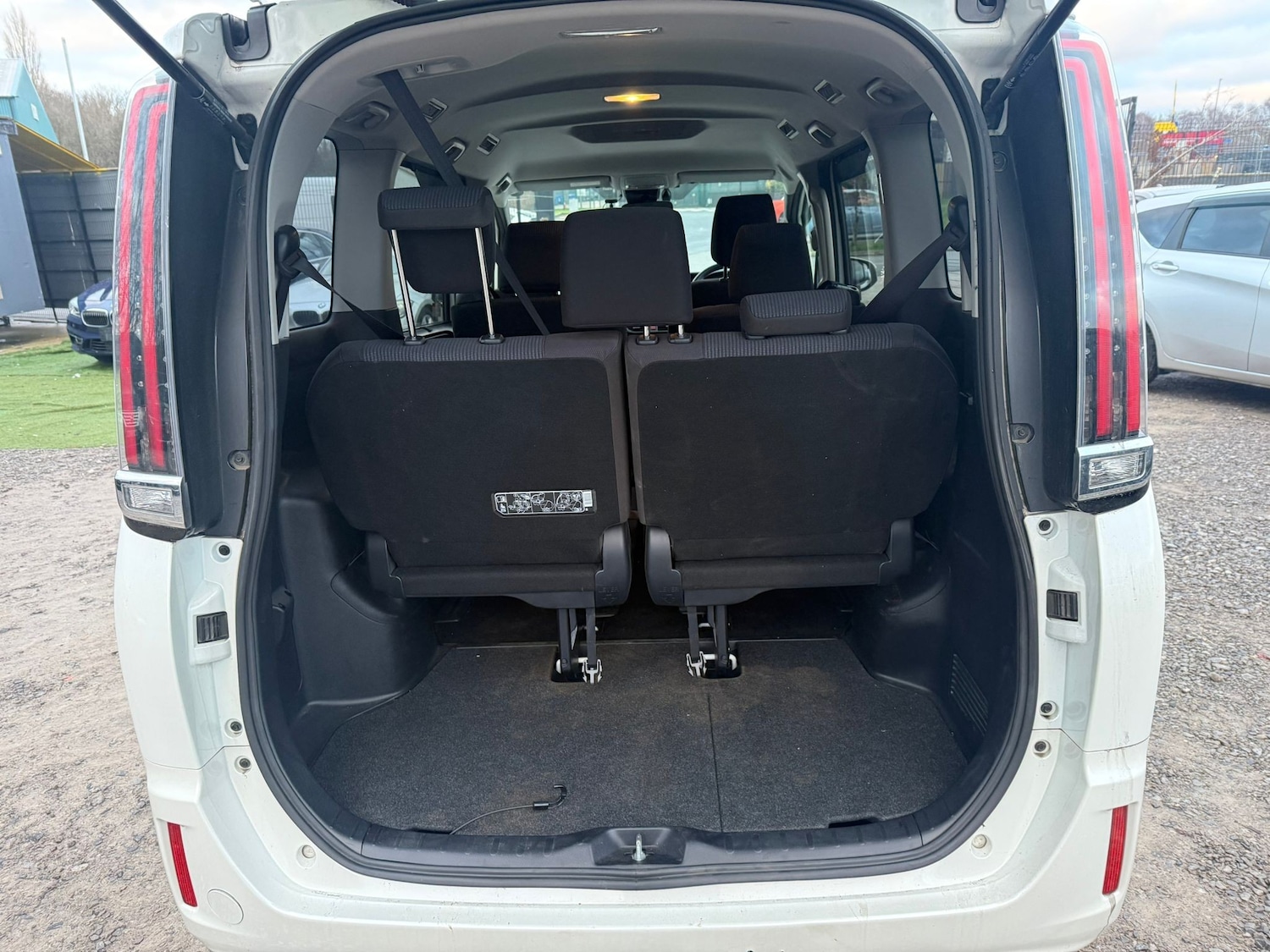 Used Toyota Noah for sale - 77241494: Photo 16