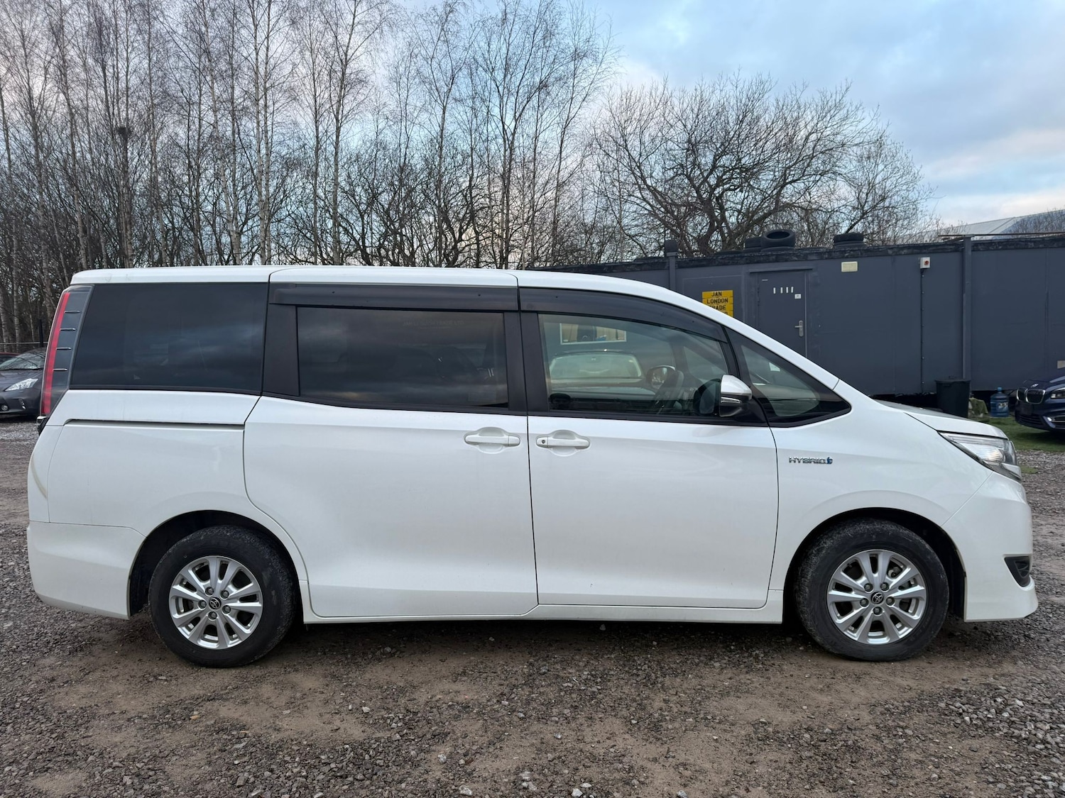 Used Toyota Noah for sale - 77241494: Photo 2