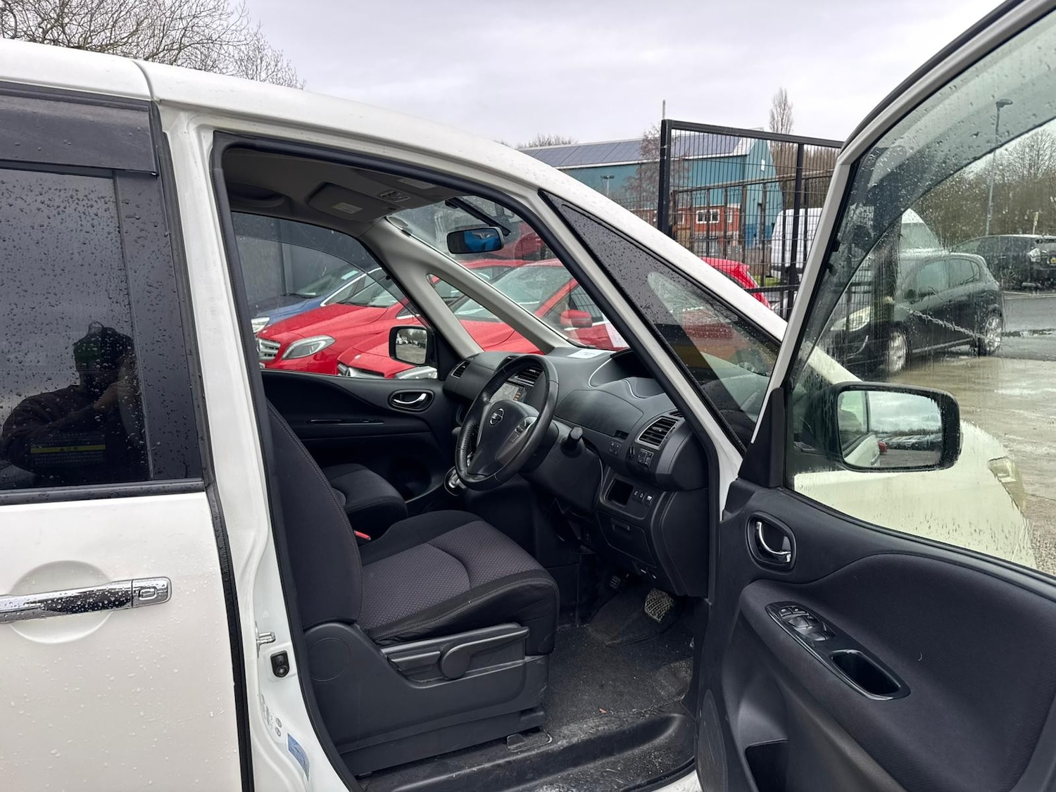 Used Nissan Serena for sale - 77552478: Photo 11