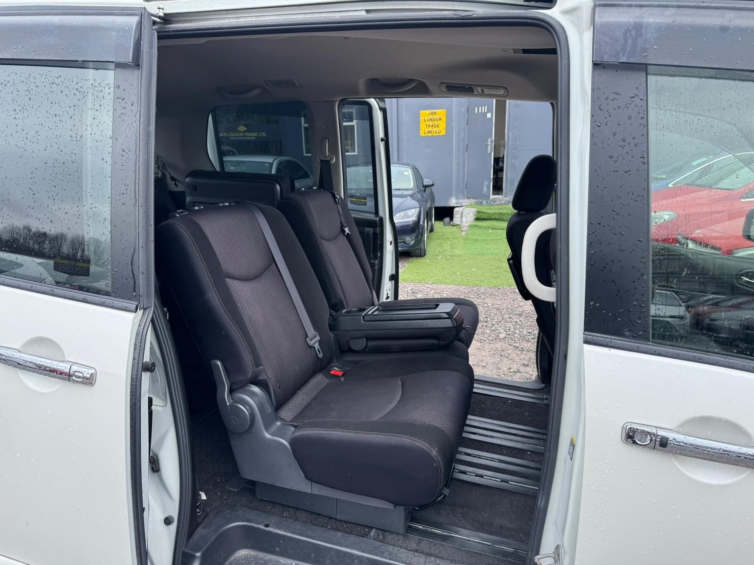 Used Nissan Serena for sale - 77552478: Photo 14