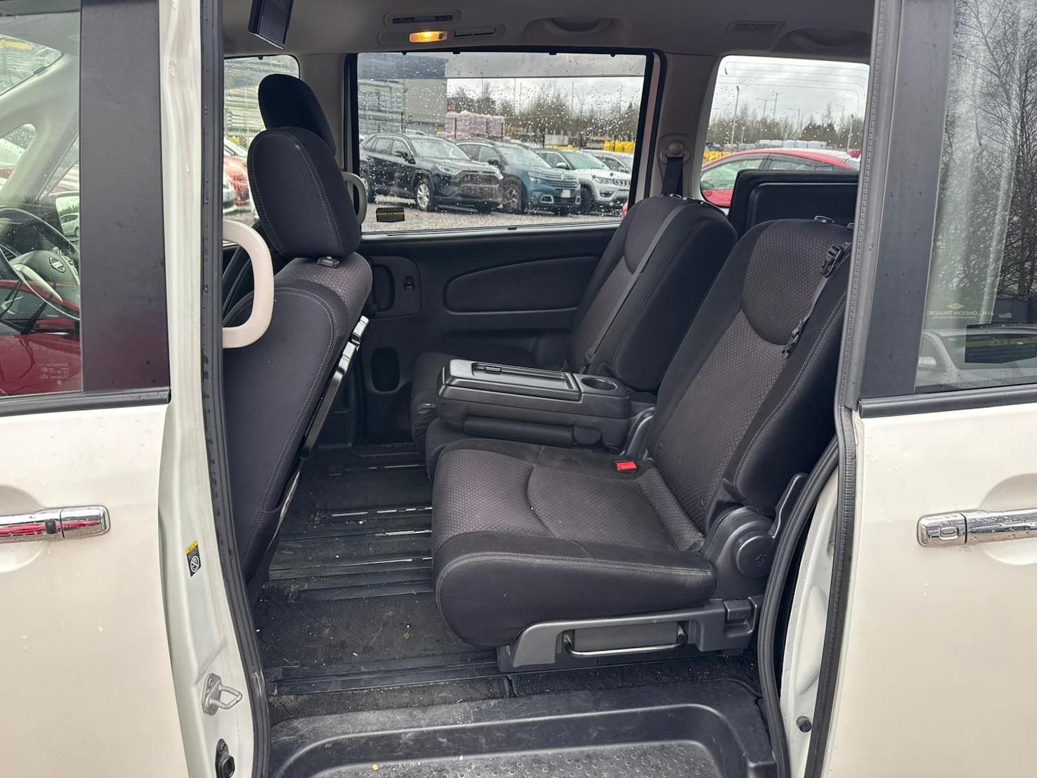 Used Nissan Serena for sale - 77552478: Photo 17