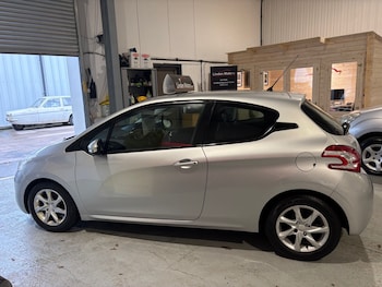 Used Peugeot 208 2013 for sale - 77289473: Photo