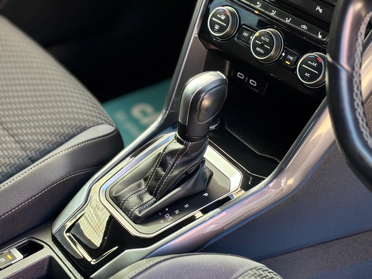 Used Volkswagen T-Roc for sale - 77940625: Photo 10