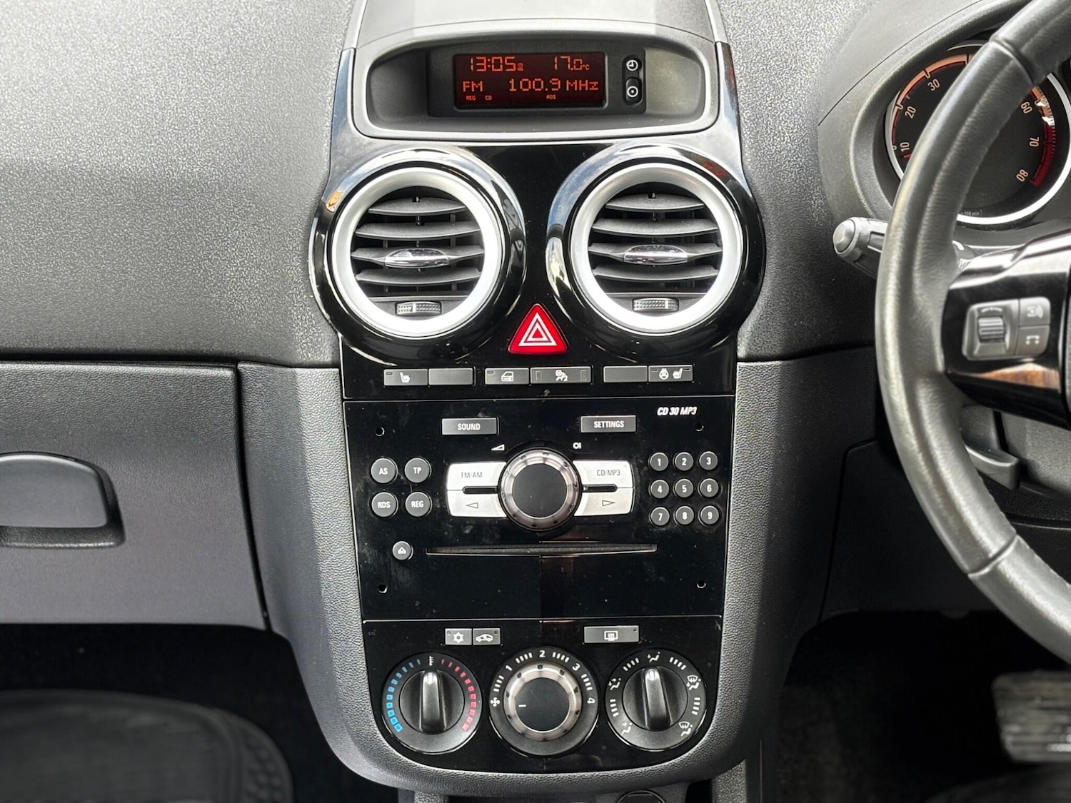 Used Vauxhall Corsa 2010 for sale - 76397940: Photo 9