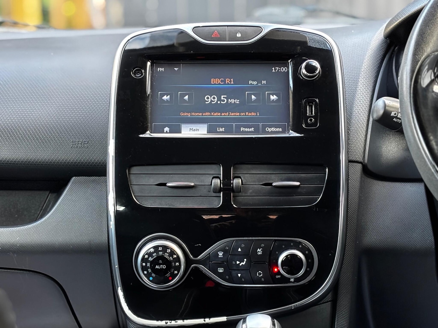 Used Renault Clio 2015 for sale - 76336208: Photo 10