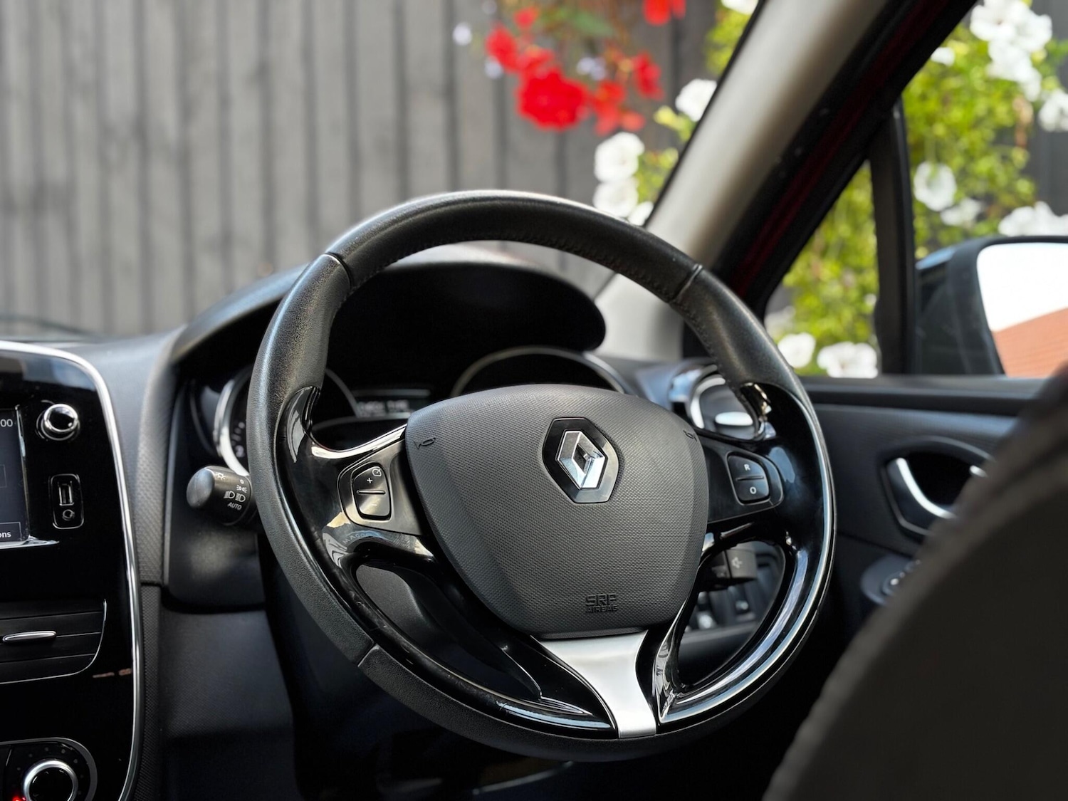 Used Renault Clio 2015 for sale - 76336208: Photo 11