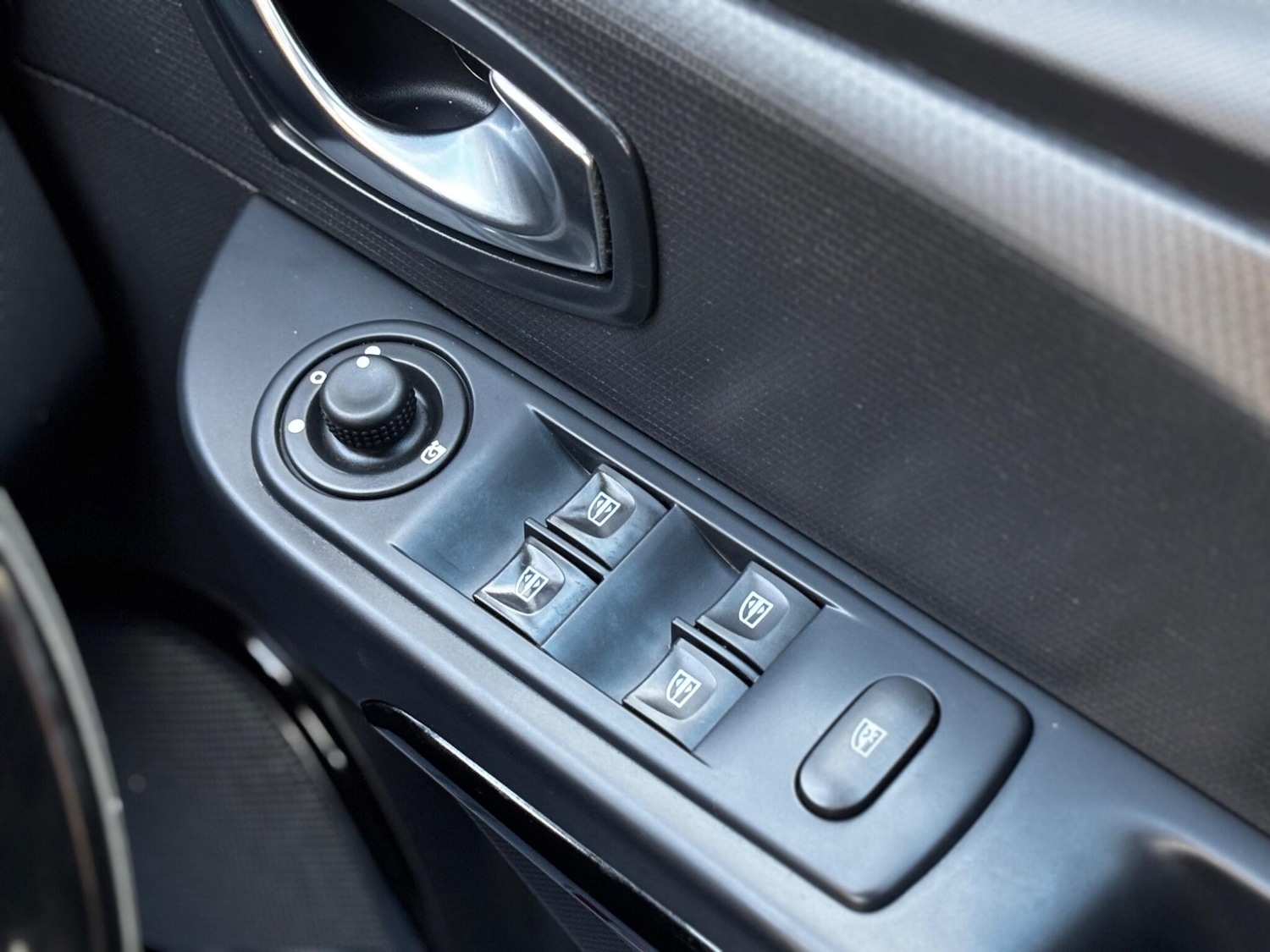 Used Renault Clio 2015 for sale - 76336208: Photo 12
