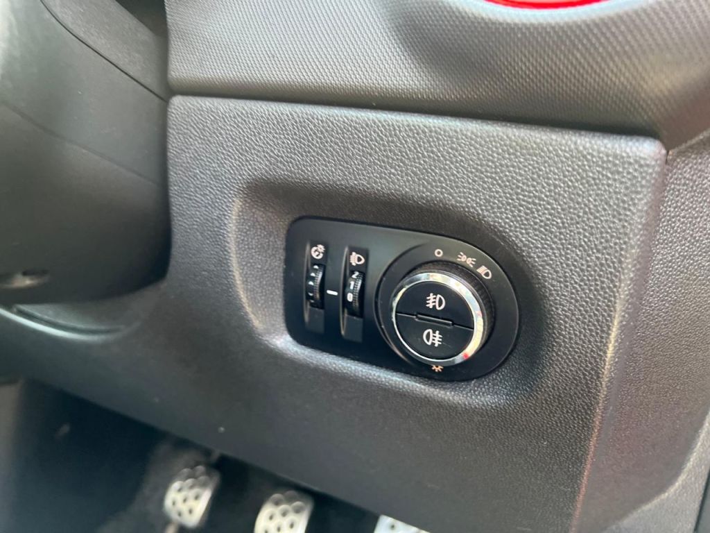 Used Vauxhall Corsa 2012 for sale - 77200631: Photo 13