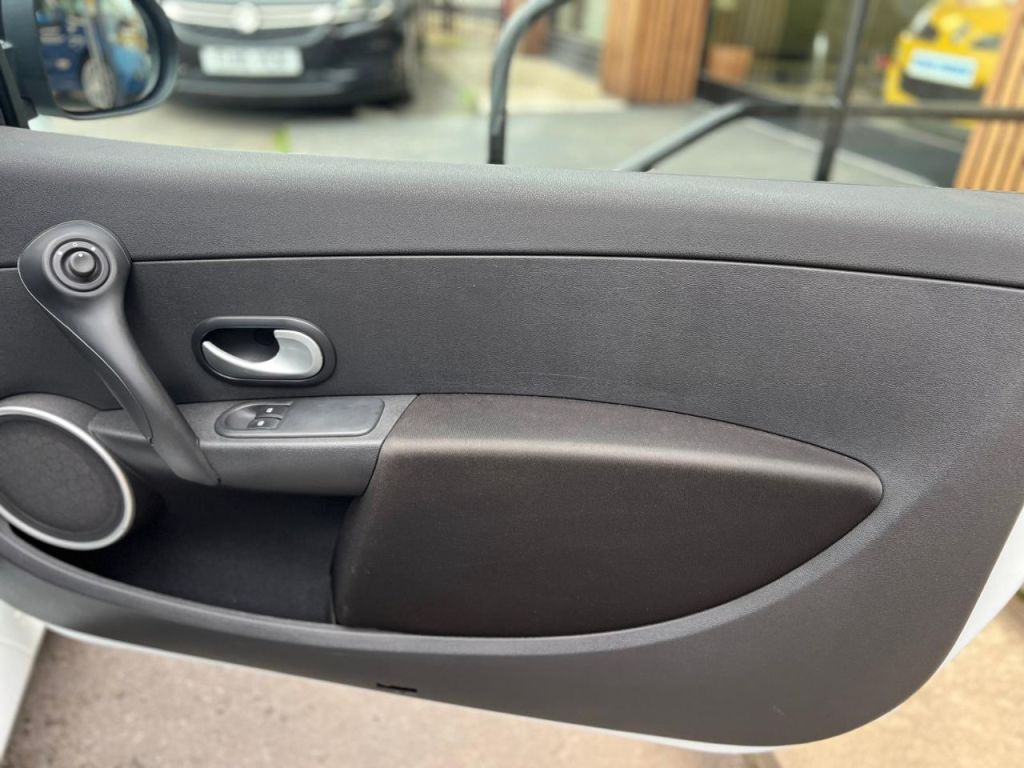 Used Renault Clio 2010 for sale - 76290866: Photo 19